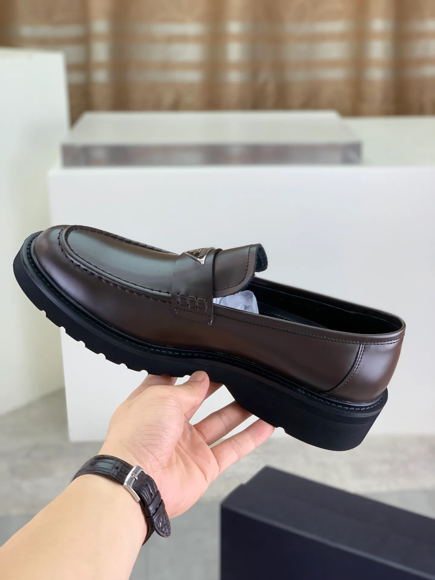 Factory price P880💰Original quality, top version🔱 ＰＲＡＤＡPrada. Men’s business casual leather shoes, top quality products. 1:1 shipment⬆️Luxurious and noble👞All imported original color-brushed edge beads, just to create a more comfortable wearing experience. Upper: Original comfortable open-edge bead rubbed color calfskin➕Top imported water-dyed full cow lining, original high-end lightweight and comfortable TPU foam combination bottom✔️Code number: 39-44 (38 45) 46 47 can be customized)